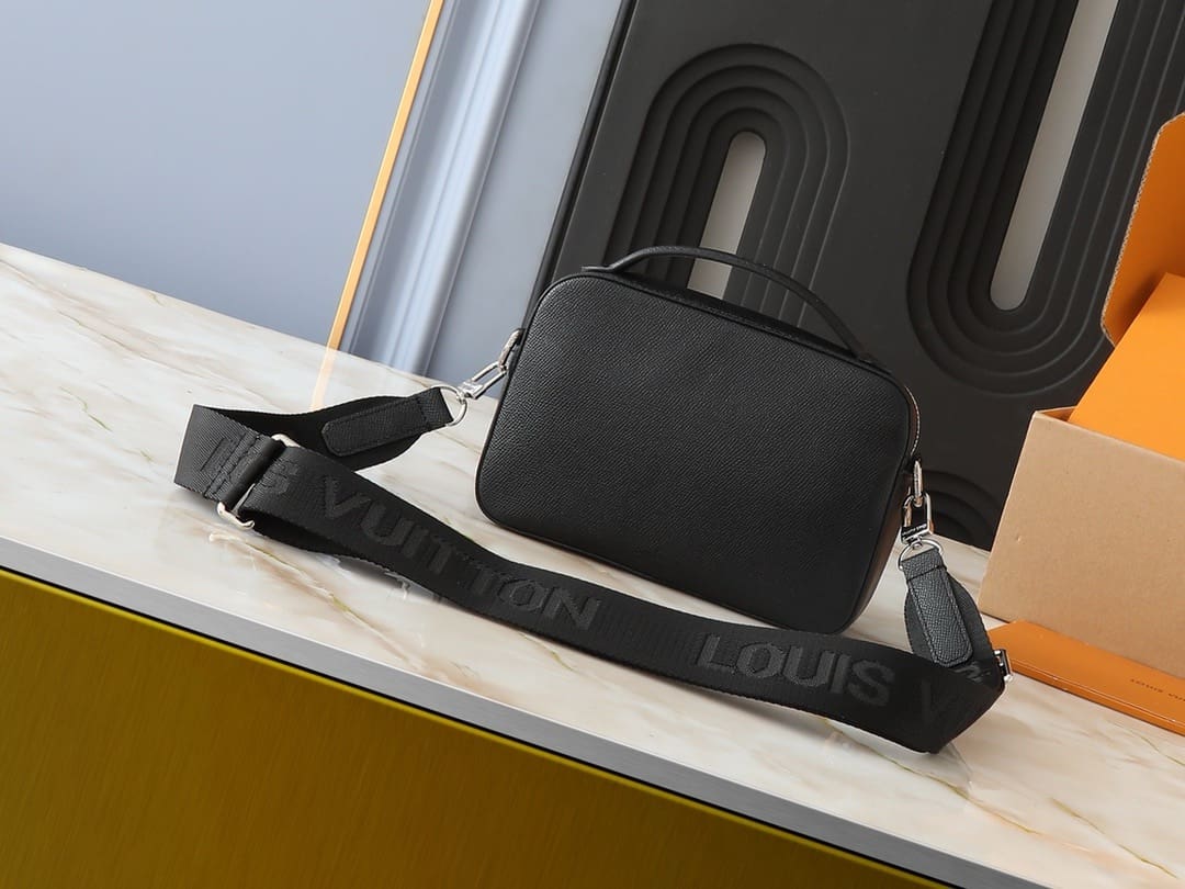 Louis Vuitton M11657 Avenue Messenger