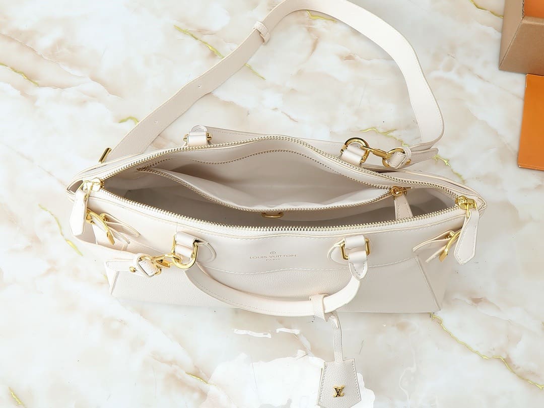 Louis Vuitton M23061 Vendôme MM