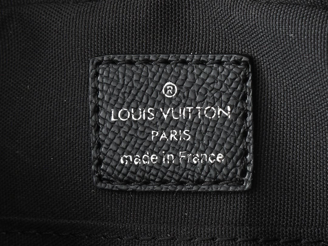 Louis Vuitton M11657 Avenue Messenger