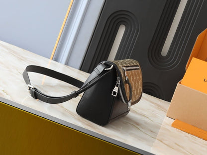 Louis Vuitton M12625 Pulse Messenger