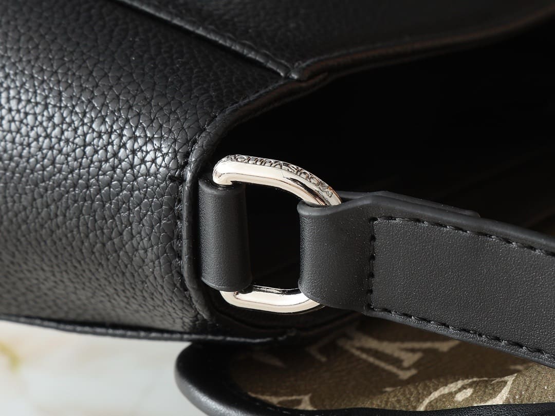 Louis Vuitton M12625 Pulse Messenger