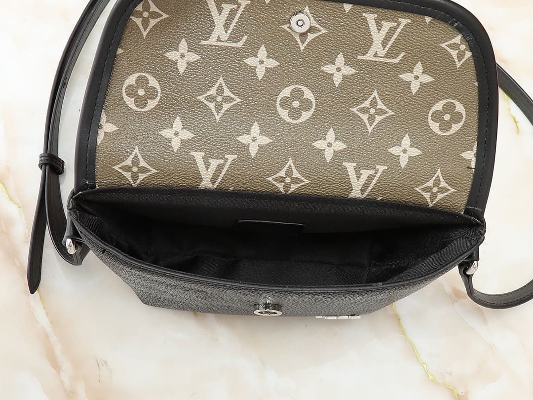 Louis Vuitton M12618 Pulse Wearable Wallet