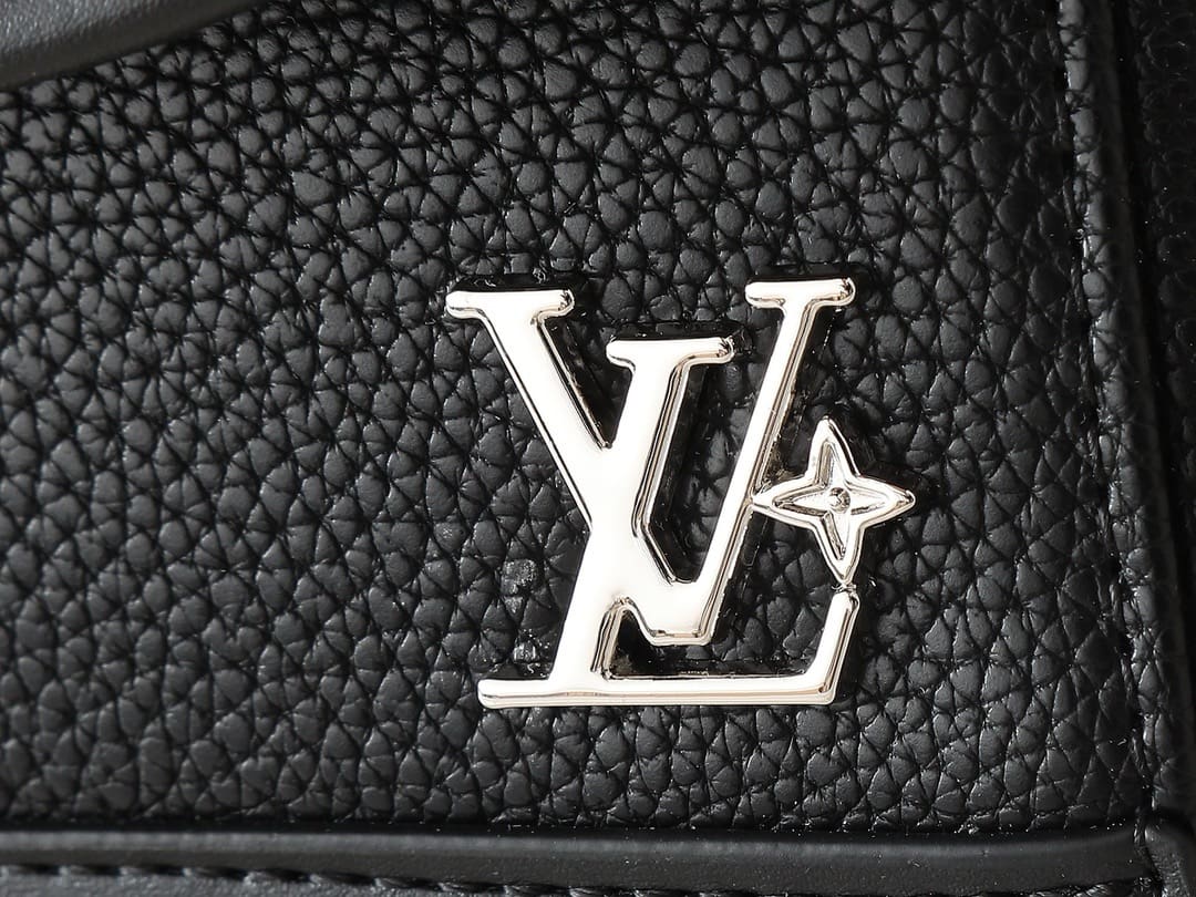Louis Vuitton M12625 Pulse Messenger