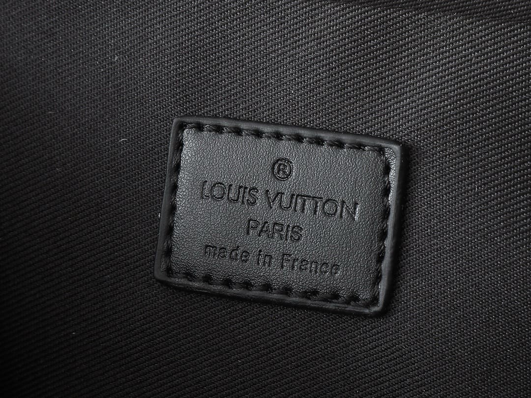 Louis Vuitton M12625 Pulse Messenger