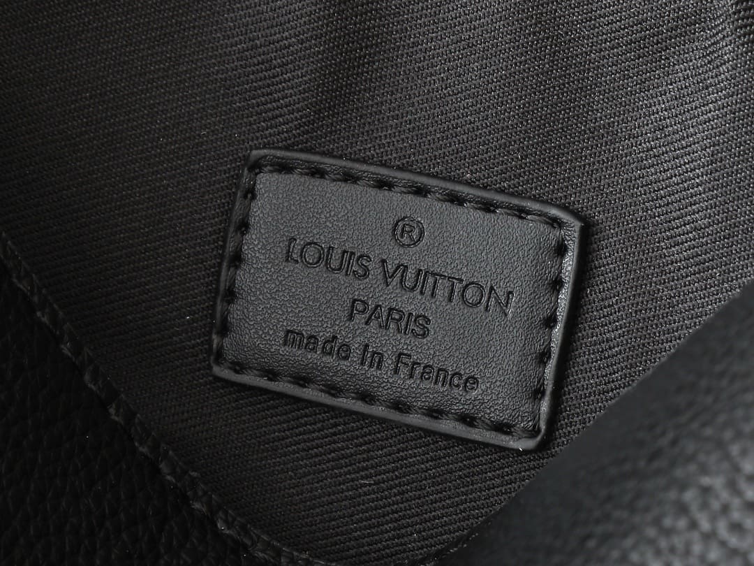 Louis Vuitton M12618 Pulse Wearable Wallet