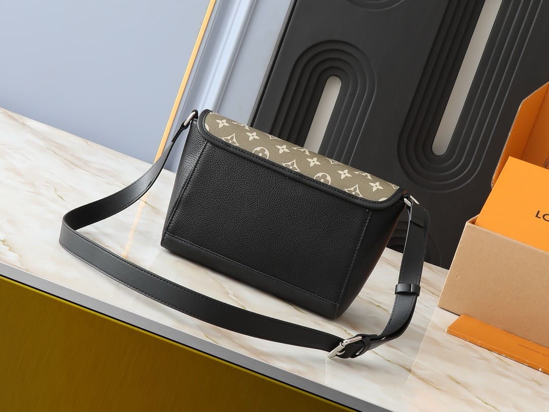 Louis Vuitton M12625 Pulse Messenger