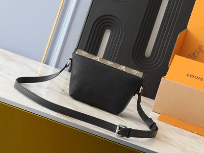 Louis Vuitton M12618 Pulse Wearable Wallet