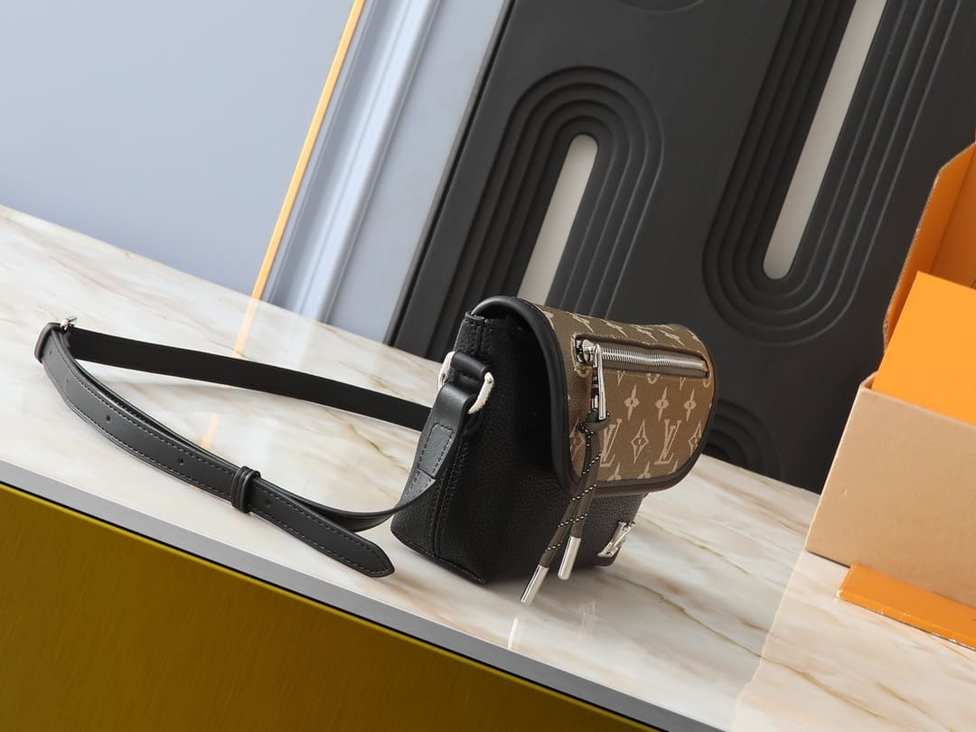 Louis Vuitton M12618 Pulse Wearable Wallet