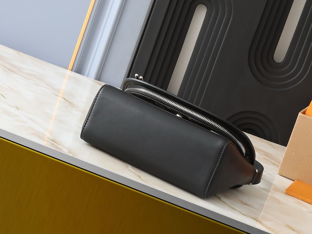 Louis Vuitton M12625 Pulse Messenger