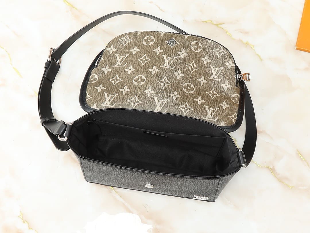 Louis Vuitton M12625 Pulse Messenger