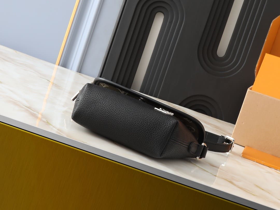 Louis Vuitton M12618 Pulse Wearable Wallet