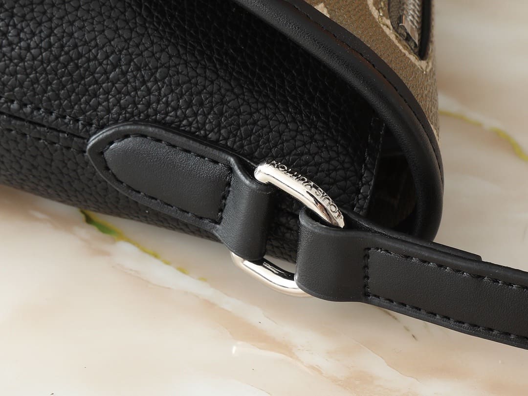 Louis Vuitton M12618 Pulse Wearable Wallet