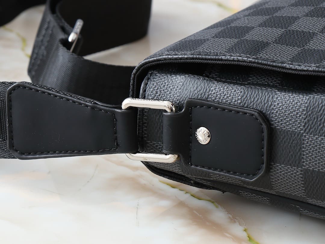 Louis Vuitton N42710 District PM