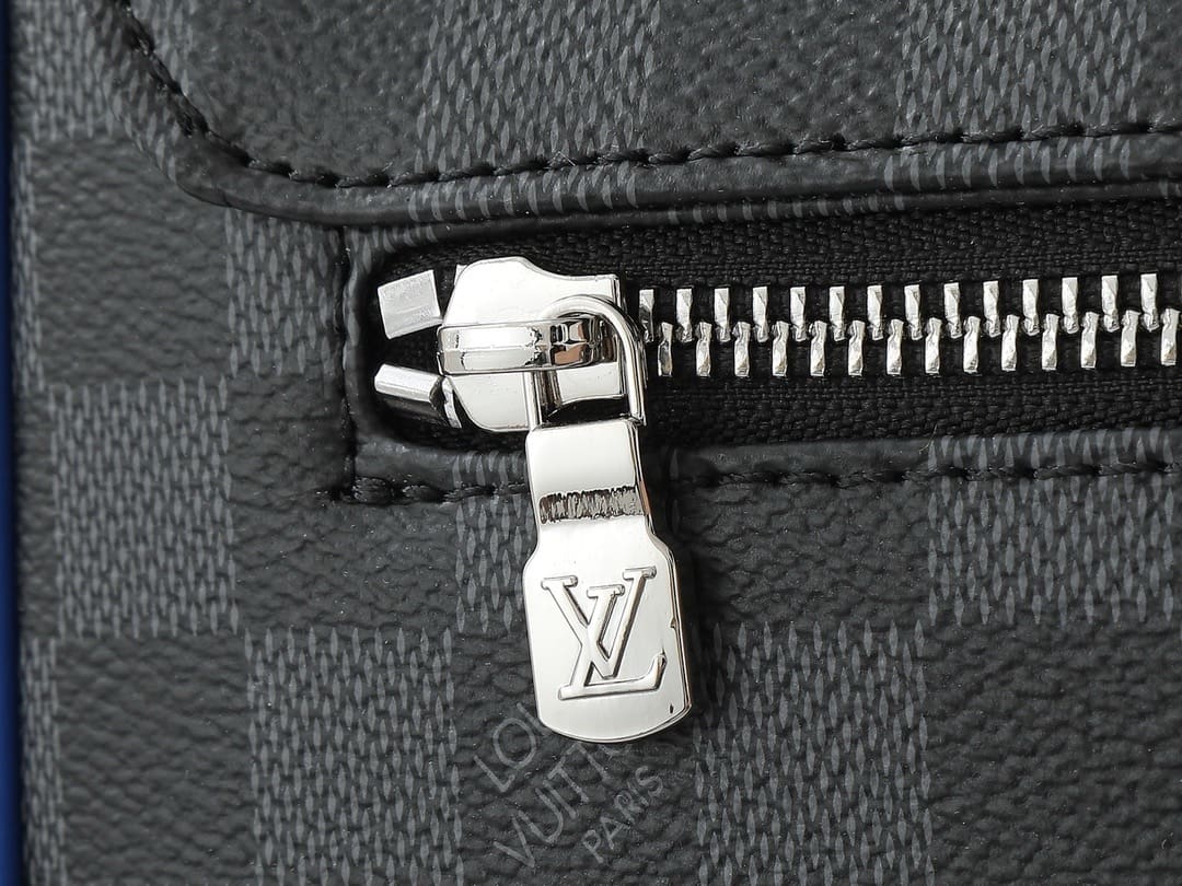 Louis Vuitton N00085 District Messenger