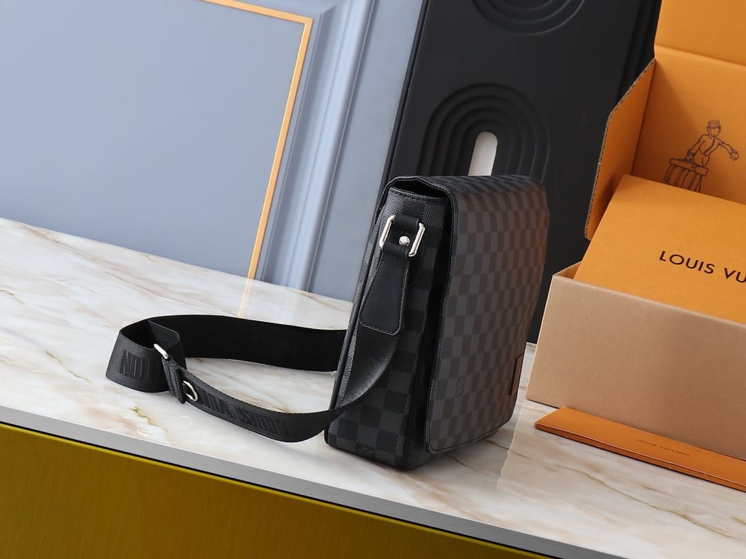 Louis Vuitton N42710 District PM