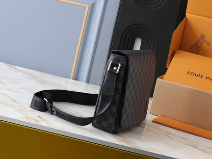 Louis Vuitton N42710 District PM