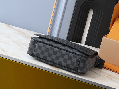 Louis Vuitton N42710 District PM