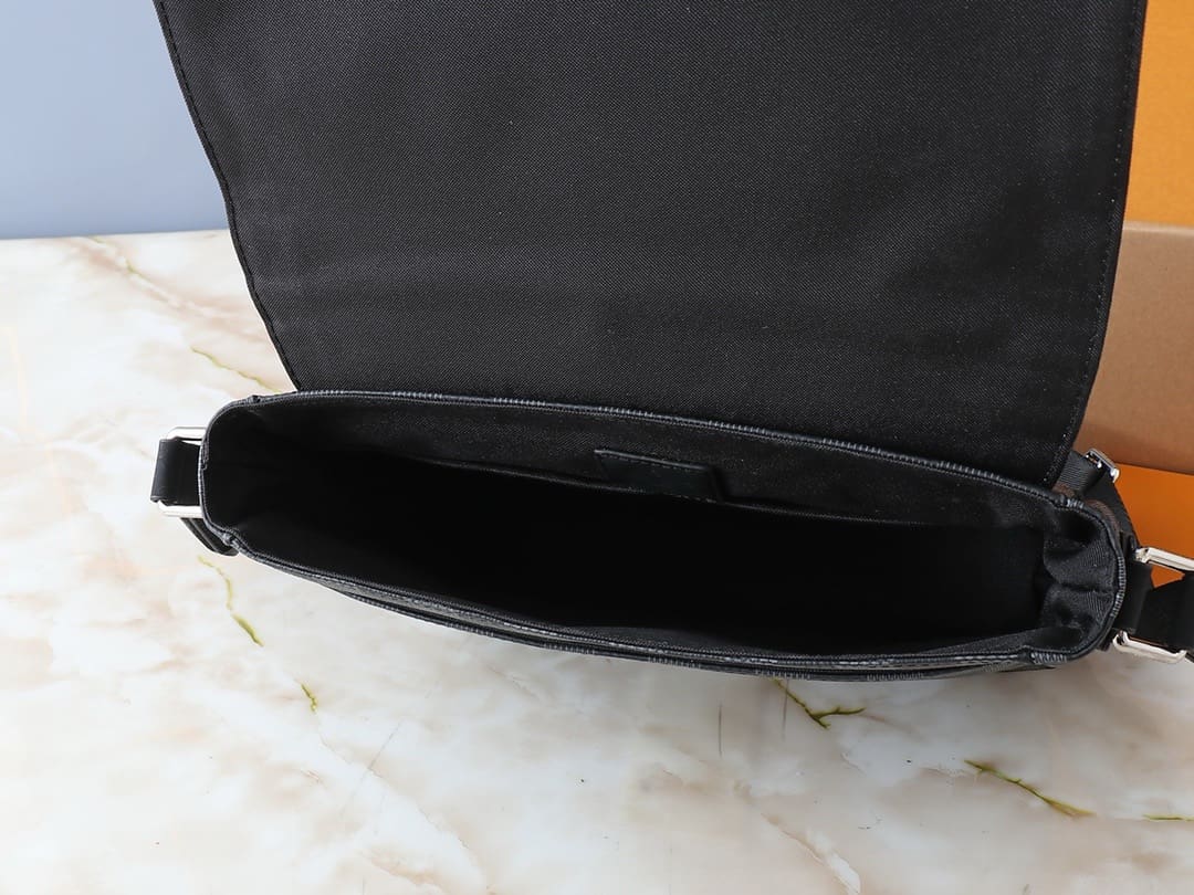 Louis Vuitton N42710 District PM