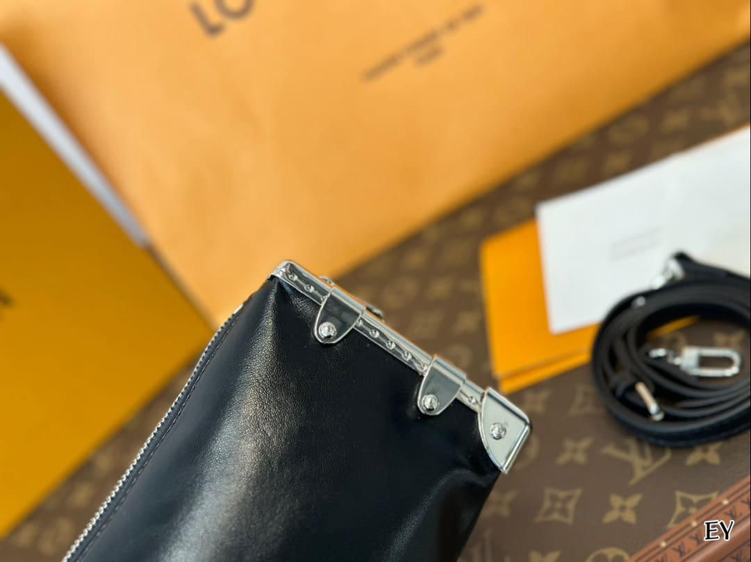 Louis Vuitton M25445 Slim Trunk