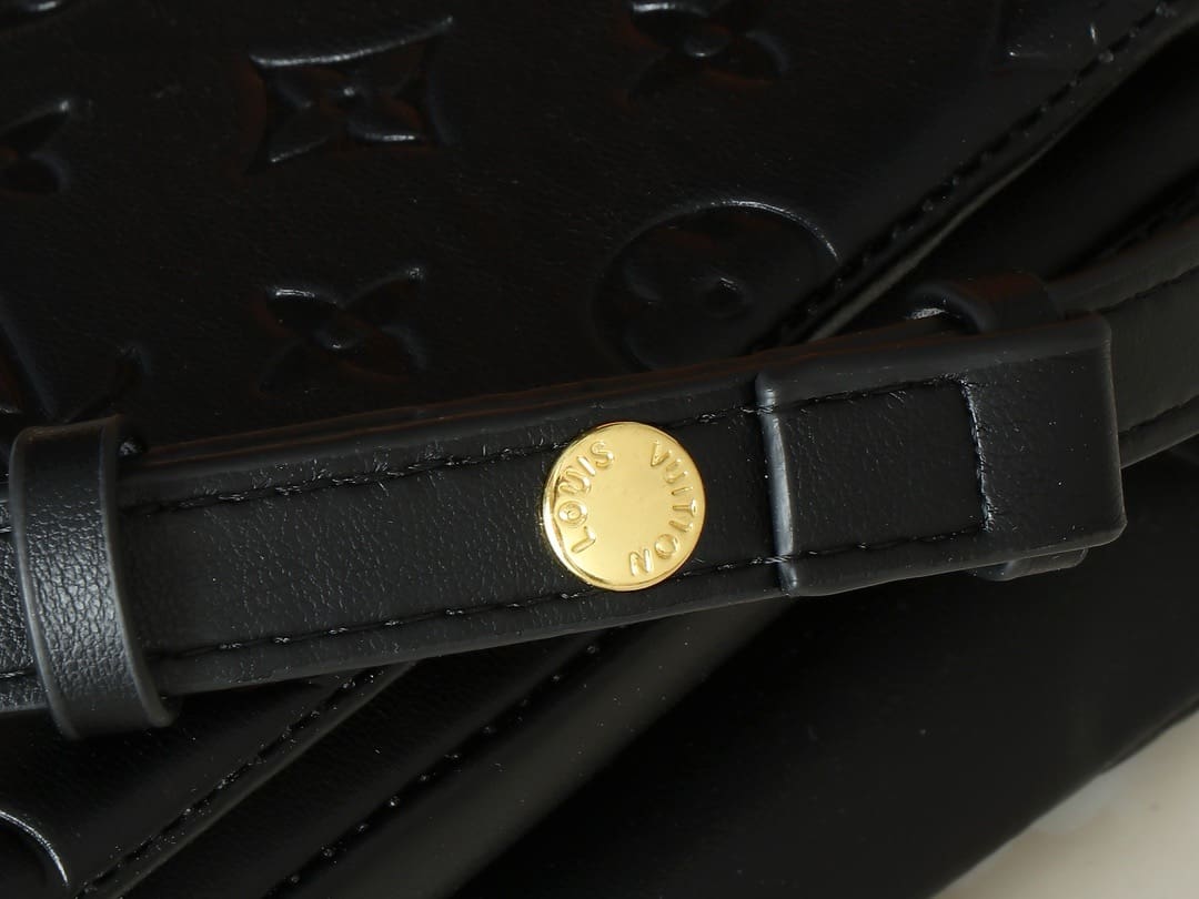 Louis Vuitton M83359 Pochette Coussin