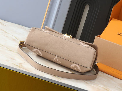 Louis Vuitton M46041 Madeleine MM