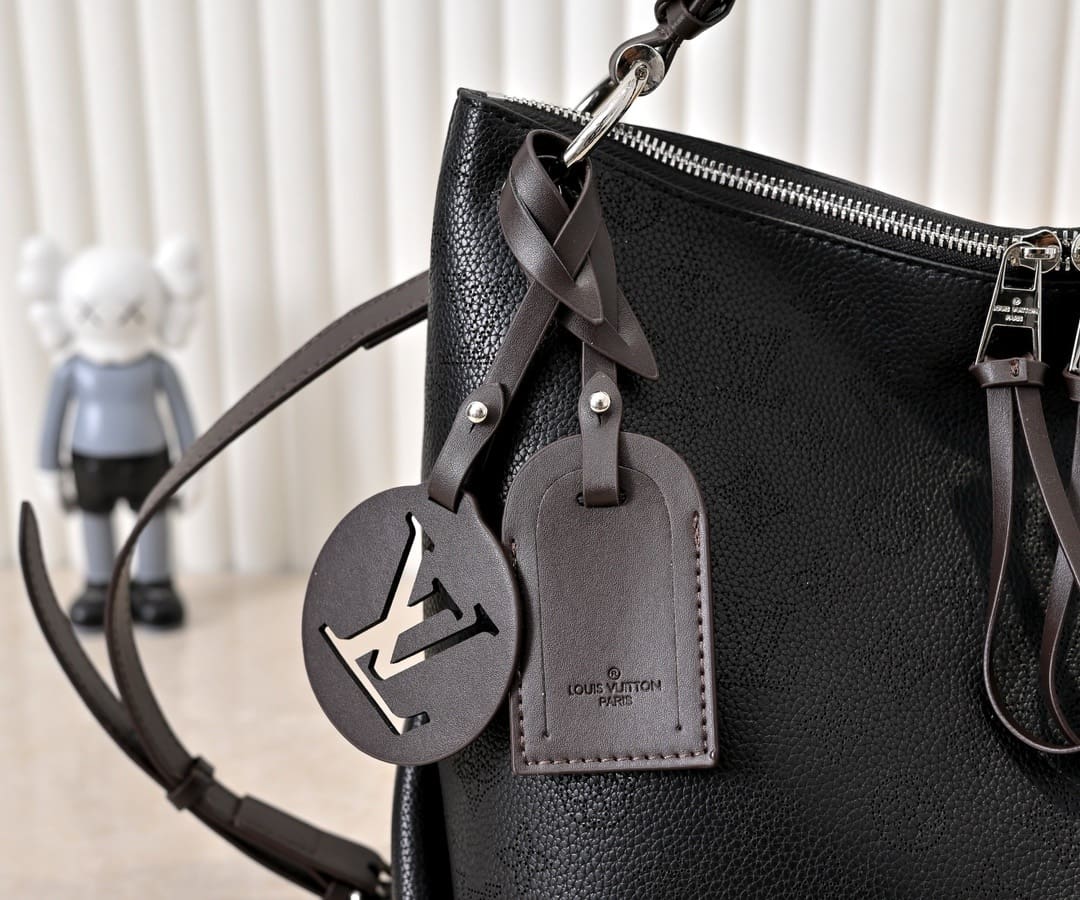 Louis Vuitton M56073 Beaubourg Hobo MM