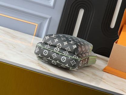 Louis Vuitton M11702 Avenue Slingbag