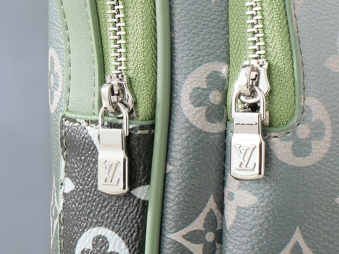Louis Vuitton M11702 Avenue Slingbag