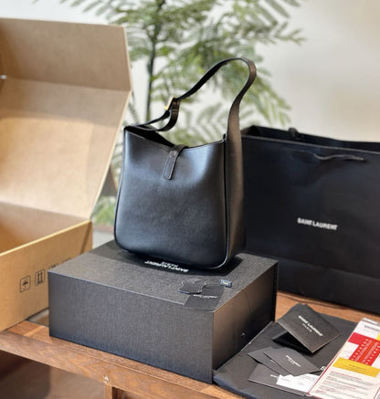 SAINT LAURENT LE 5 À 7 SUPPLE SMALL IN GRAINED LEATHER