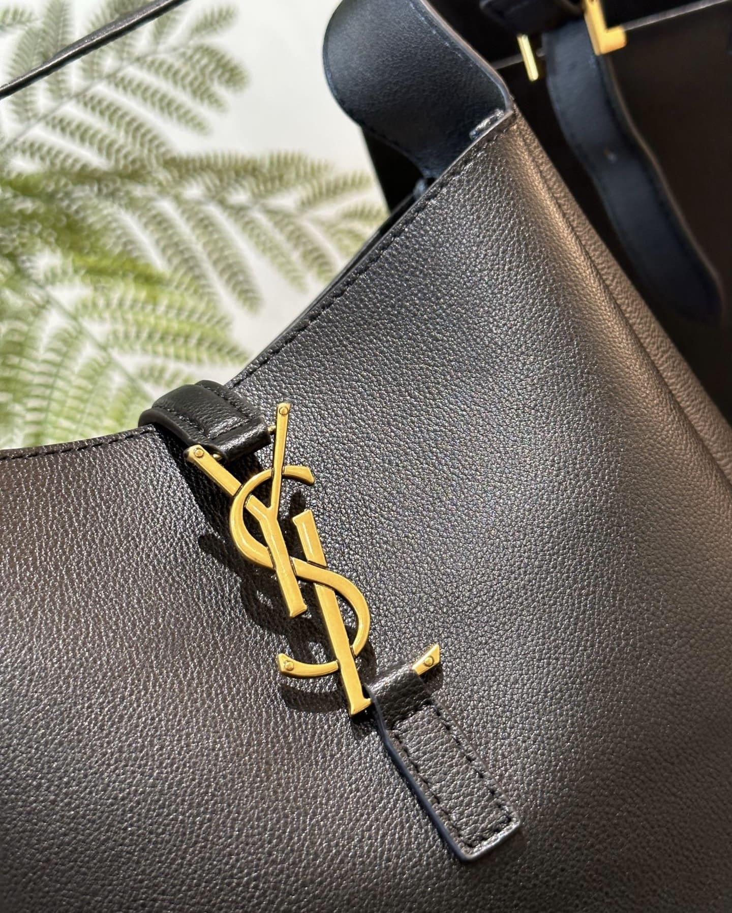 SAINT LAURENT LE 5 À 7 SUPPLE SMALL IN GRAINED LEATHER