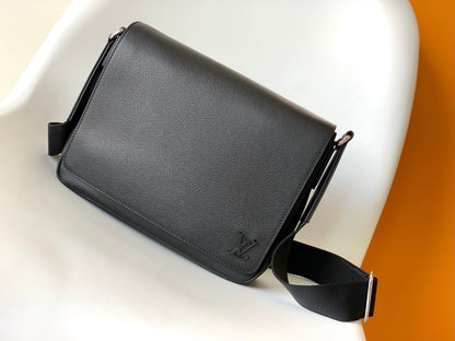 Louis Vuitton M30850 District PM