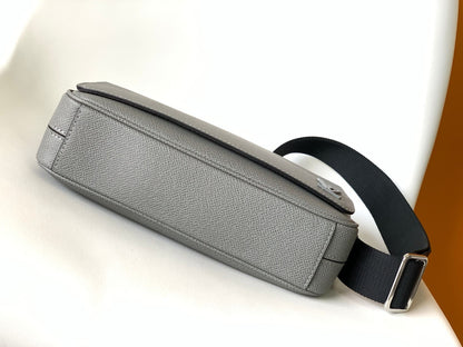 Louis Vuitton M30851 District PM