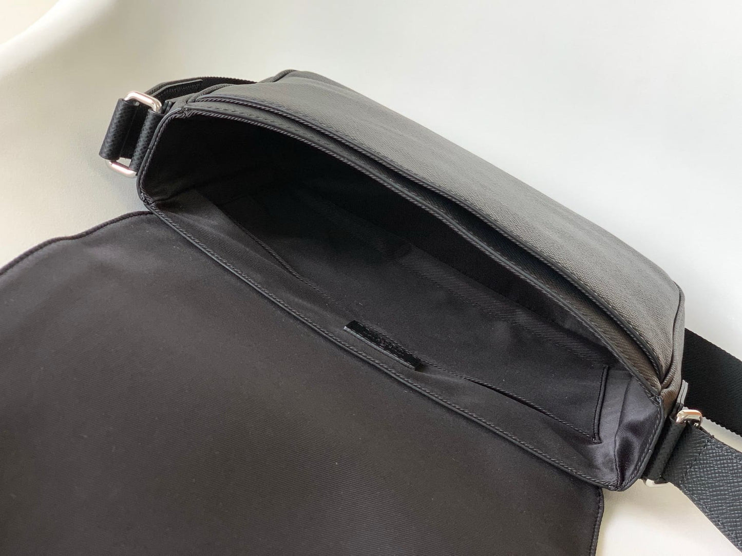 Louis Vuitton M30850 District PM