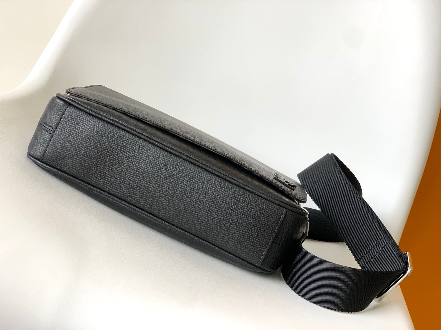 Louis Vuitton M30850 District PM