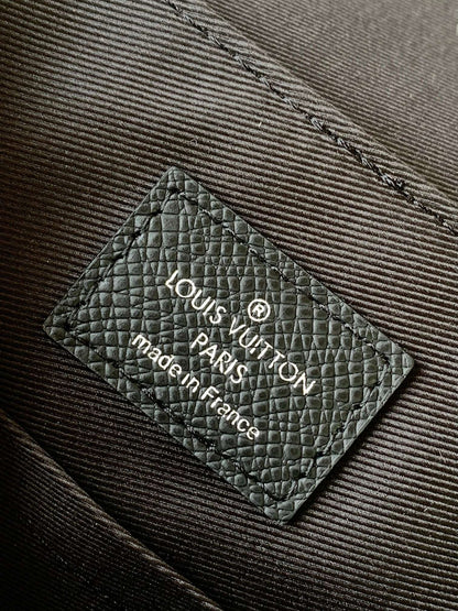 Louis Vuitton M30850 District PM