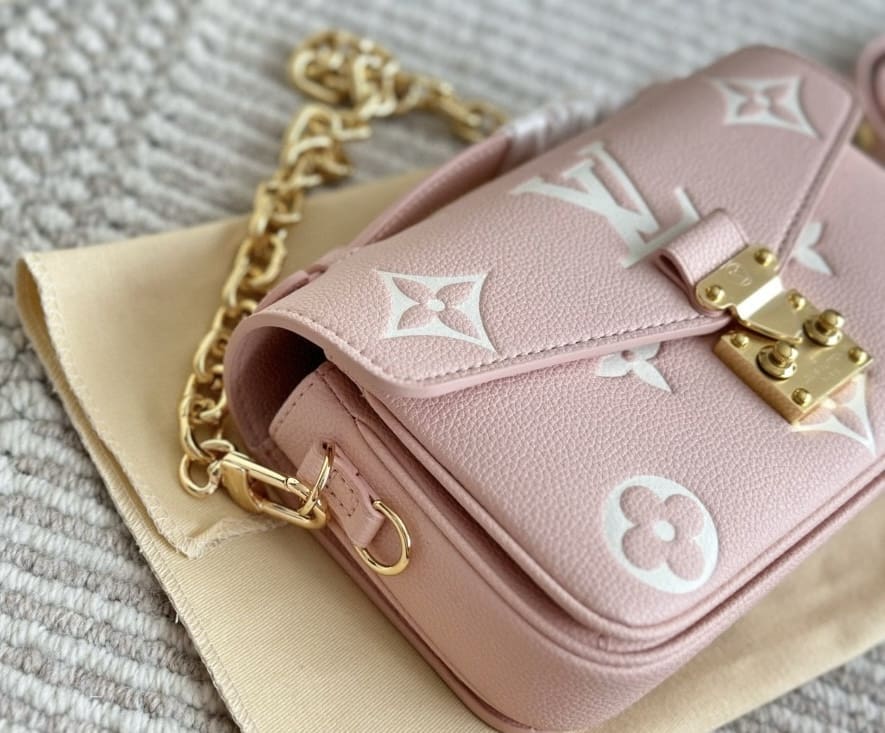 Louis Vuitton M14208 Pochette Métis East West