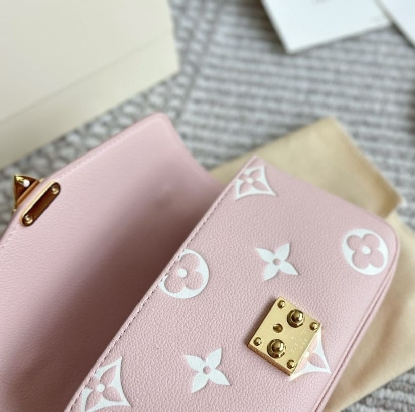 Louis Vuitton M14208 Pochette Métis East West