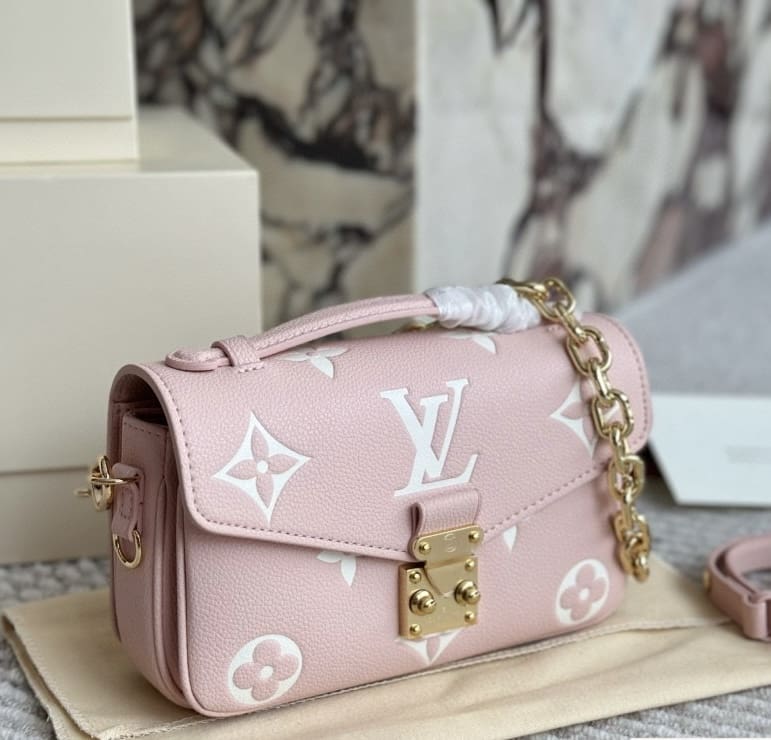 Louis Vuitton M14208 Pochette Métis East West