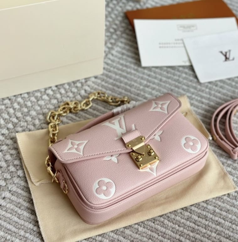 Louis Vuitton M14208 Pochette Métis East West