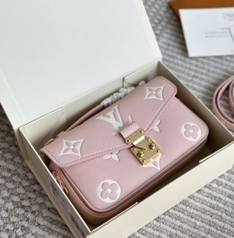 Louis Vuitton M14208 Pochette Métis East West