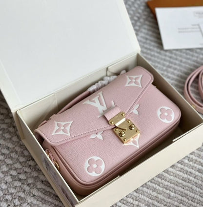 Louis Vuitton M14208 Pochette Métis East West