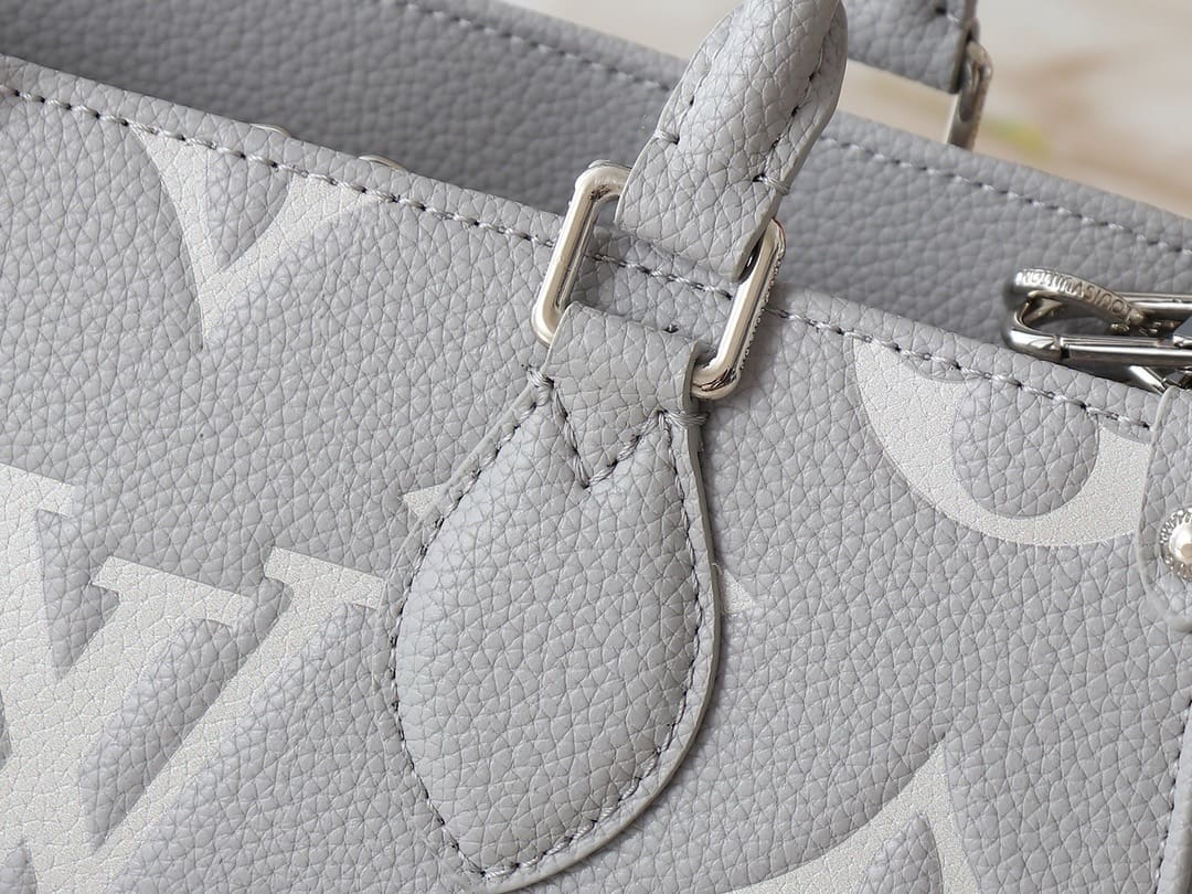 Louis Vuitton M14213 OnTheGo East West