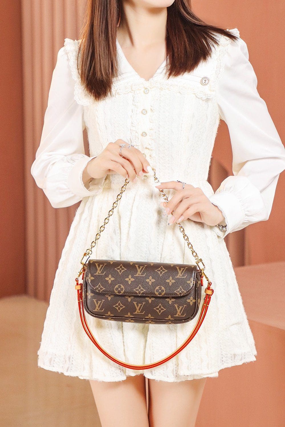 Louis Vuitton Wallet on Chain Ivy Monogram M81911