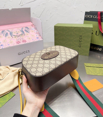 GUCCI NEO VINTAGE GG SUPREME MESSENGER BAG