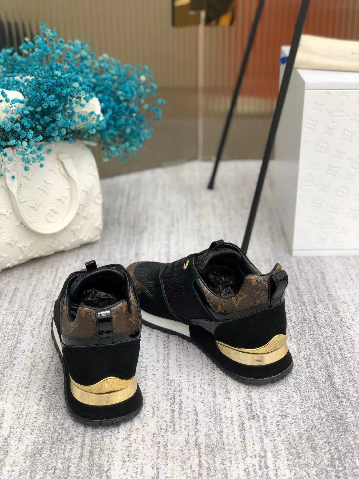 LUV Sneakers Run Away Monogram