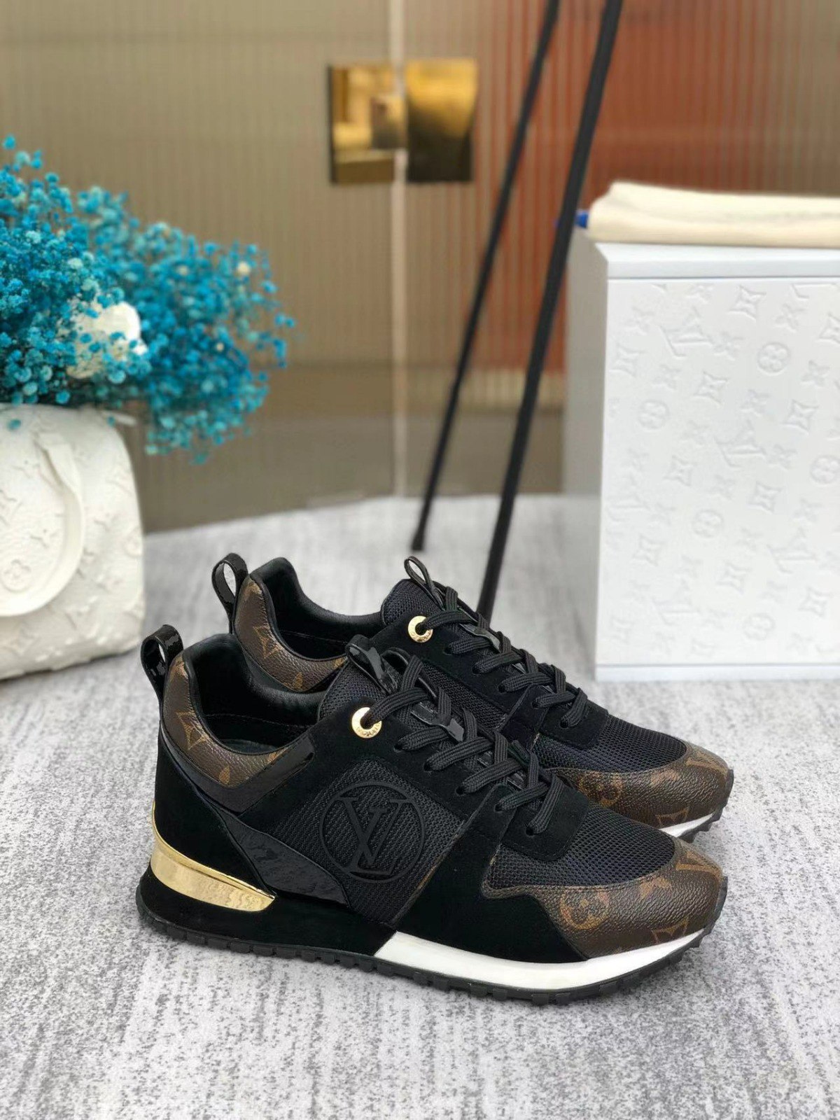 LUV Sneakers Run Away Monogram