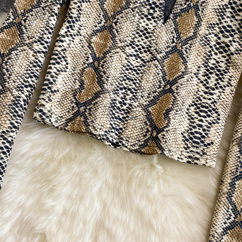 Fashionable crocodile pattern long-sleeved top  250