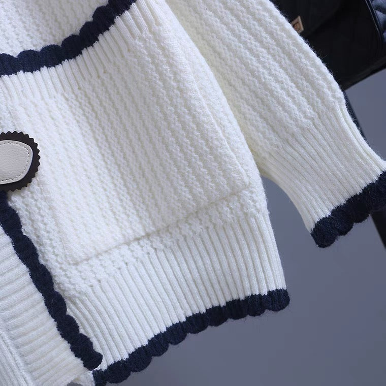 Cardigan, loose, horn-buttoned sweater top  1402